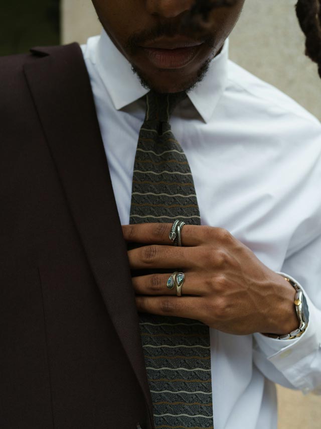 Detalhe de terno, camisa e gravata