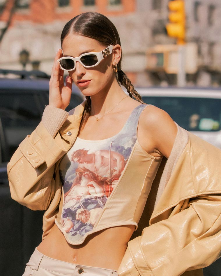 Pessoa de óculos em look de rua