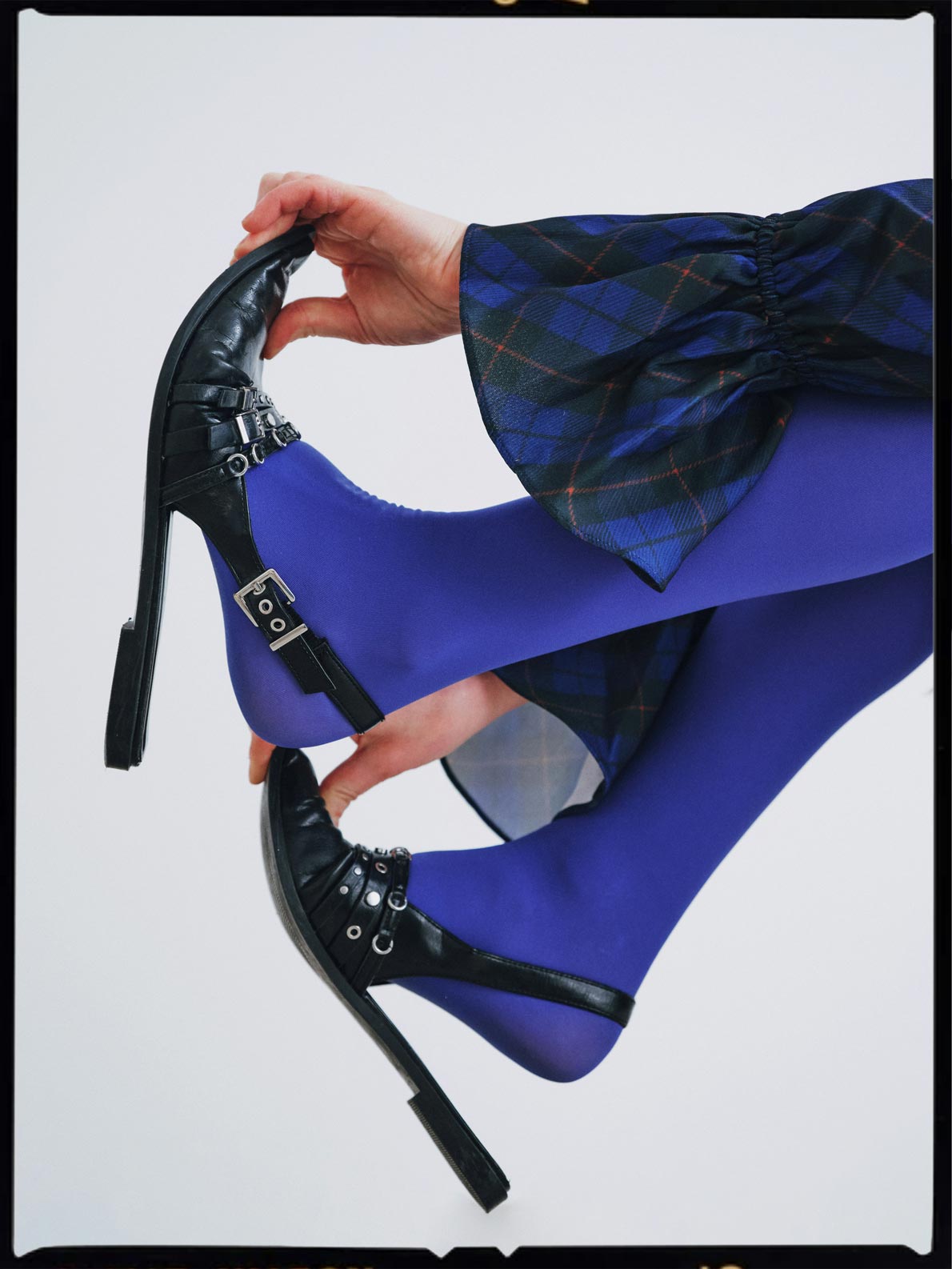 Detalhe editorial de sapatos e roupa azul