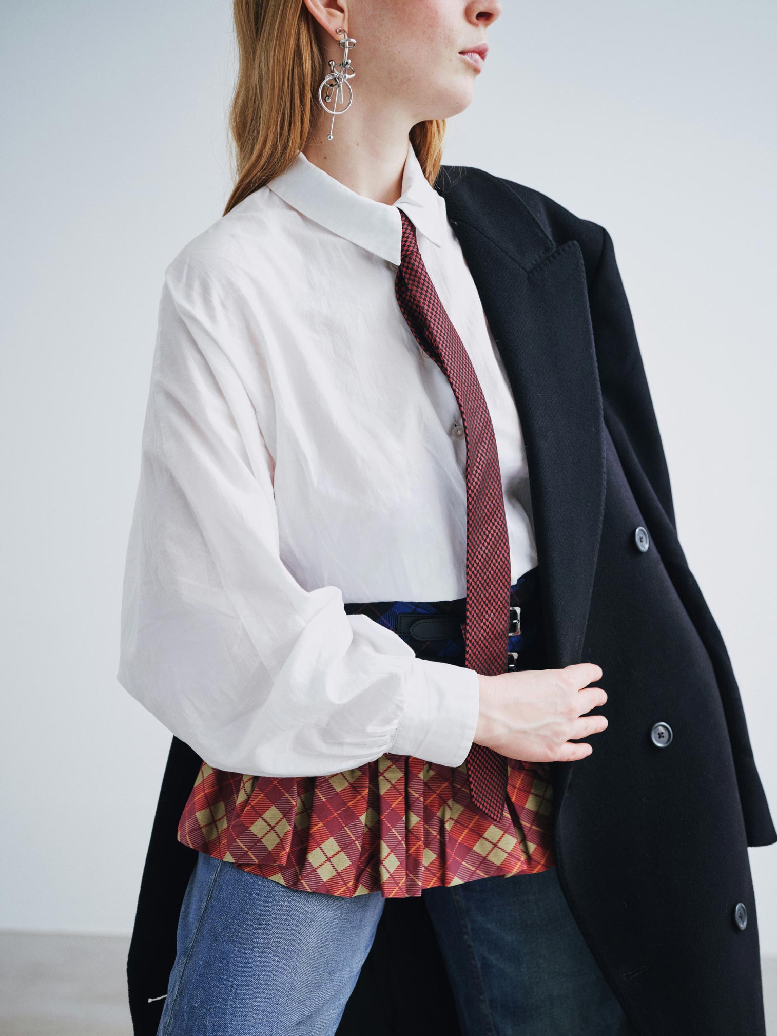 Pessoa com camisa branca, gravata e blazer preto